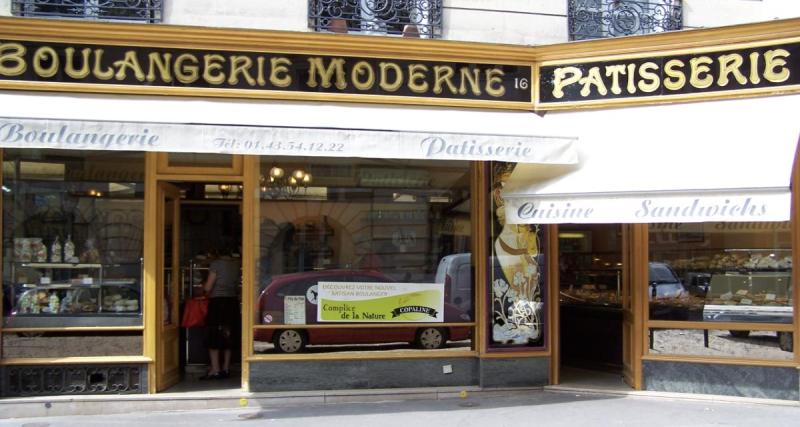 Un SUV termine dans la vitrine d’une boulangerie, plusieurs personnes sous le choc