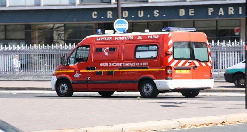  - Une voiture percute un passage à niveau et détruit la barrière SNCF puis se retourne
