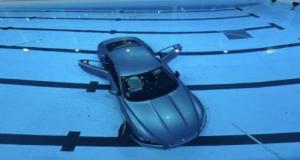 Après une panne de freins, sa voiture termine au fond d’une piscine