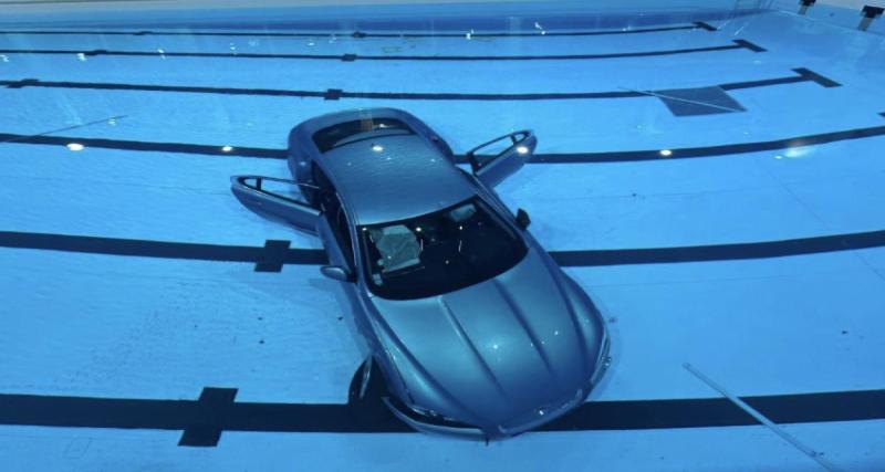 Après une panne de freins, sa voiture termine au fond d’une piscine