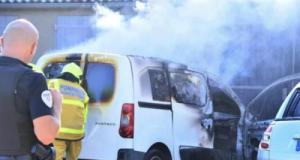 Son téléphone branché à la voiture surchauffe et met le feu en quelques minutes