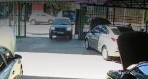Après une violente sortie de route, cette voiture se gare parfaitement dans une concession
