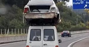 Il transporte une voiture entière sur le toit de sa camionnette