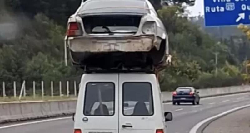 Il transporte une voiture entière sur le toit de sa camionnette