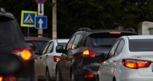 Vidéo. Elle se fait voler son téléphone dans un embouteillage en une fraction de seconde : son compte bancaire est débité dans la foulée