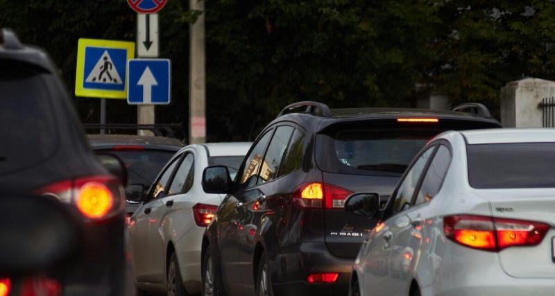 Vidéo. Elle se fait voler son téléphone dans un embouteillage en une fraction de seconde : son compte bancaire est débité dans la foulée