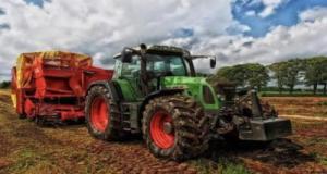 Après 40 ans à courir, ce retraité part en vacances à 30 km/h avec son tracteur et sa caravane