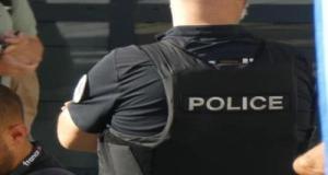 Il agresse sa compagne, emboutit plusieurs voitures lors d'une course-poursuite et offre un strip-tease inattendu aux policiers