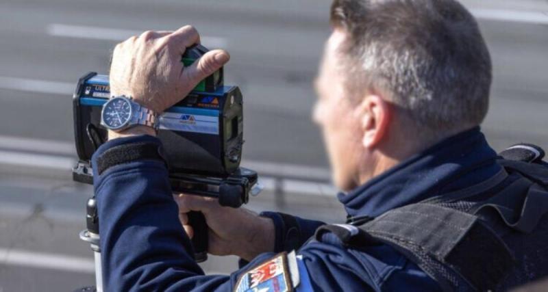 Un chauffeur VTC sans permis valide flashé à 126 km/h en zone 50 : il était « pressé », la police aussi