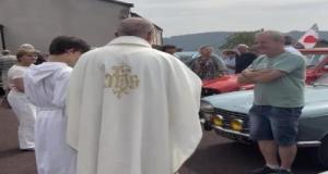 Bénir les voitures et leurs conducteurs : la tradition de Saint-Christophe se perpétue dans cette ville