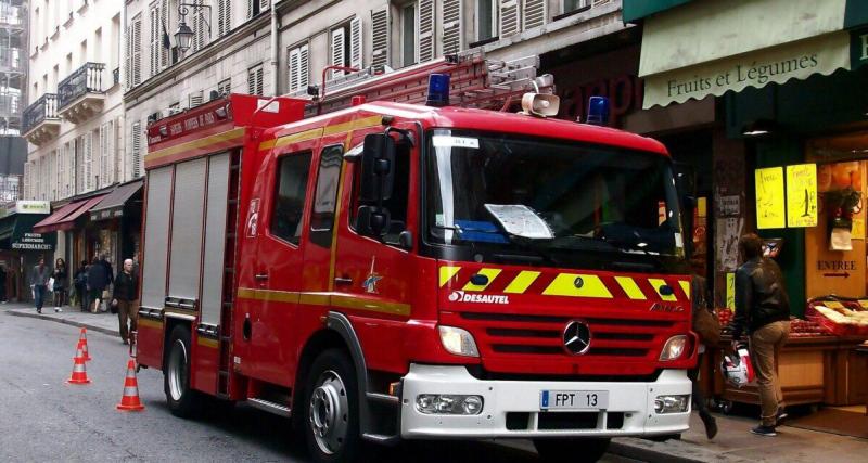 Sa voiture dévale dans une rivière après avoir percuté un pont : un jeune de 19 ans évacué en urgence par hélicoptère
