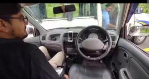 ‎Sa voiture autonome fonce sur un fourgon de police en pleine démo : la connexion Internet avait lâché au pire moment