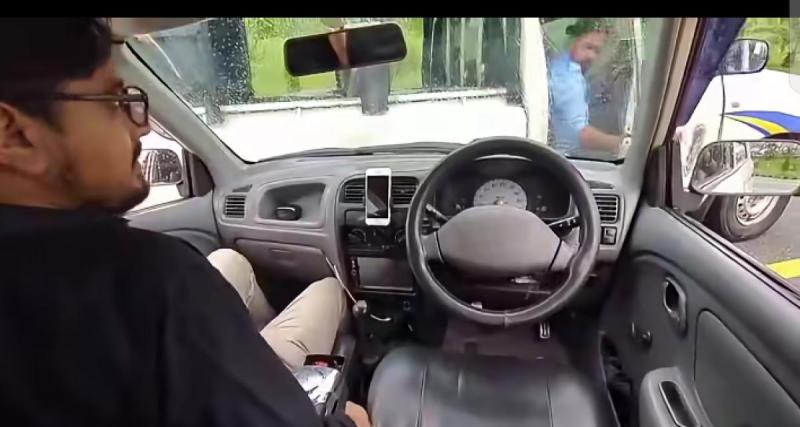  - ‎Sa voiture autonome fonce sur un fourgon de police en pleine démo : la connexion Internet avait lâché au pire moment