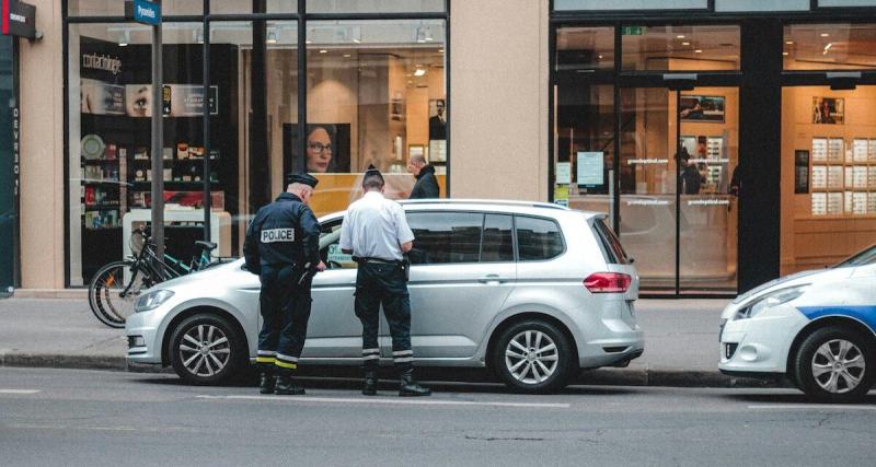 Il vole une voiture sous les yeux de sa propriétaire… la police le retrouve devant chez lui après un course folle !