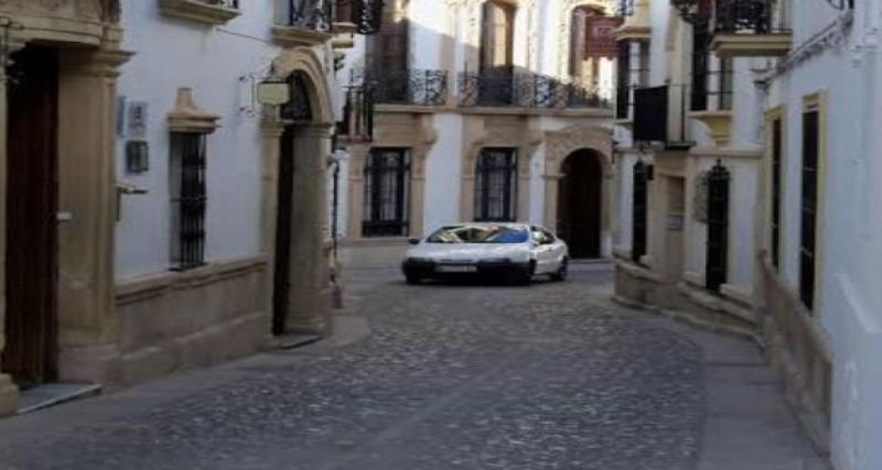  - Bien trop ivre au volant, il se retrouve bloqué dans une étroite ruelle et s’endort le pied sur l’accélérateur
