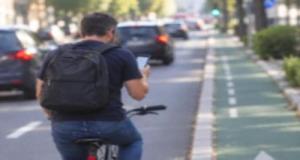 Il pédale en regardant son téléphone, ivre, ignore la police… et s'étonne d'être arrêté : le code de la route, c'est aussi pour les vélos