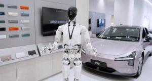 Chez BYD, des robots accueillent désormais les humains en concession