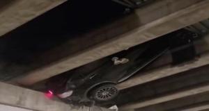 Une voiture retrouvée à l’envers sous un pont : un accident inexplicable