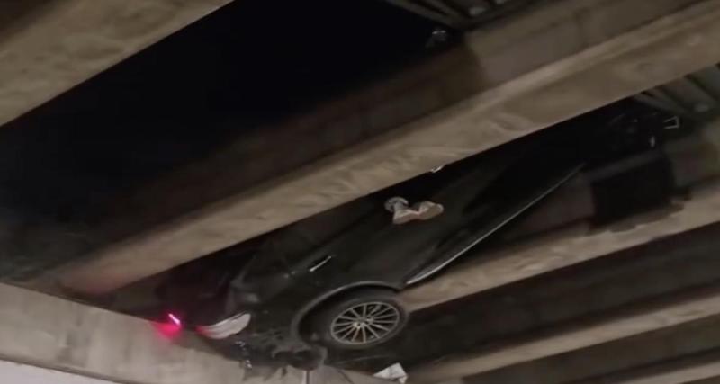Une voiture retrouvée à l’envers sous un pont : un accident inexplicable