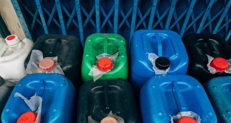  - Vol de carburant en pleine nuit : il siphonne des bus, remplit 8 bidons de 20 litres… et repart avec une procédure judiciaire à gérer ‎