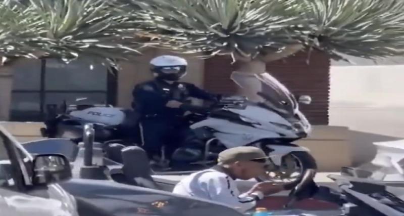 Un policier attend qu’un automobiliste reprenne la route après l’avoir vu consommer des substances pour l'interpeller