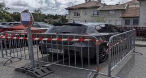 Ce conducteur stationne sur une ligne blanche : la municipalité le bloque et entoure son véhicule de barrières