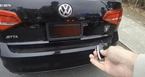 Un automobiliste cache sa plaque d’immatriculation d’une simple pression sur un bouton