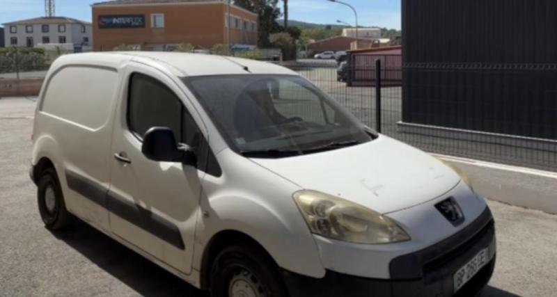 Un garagiste offre une vieille voiture et voit son téléphone exploser sous les appels