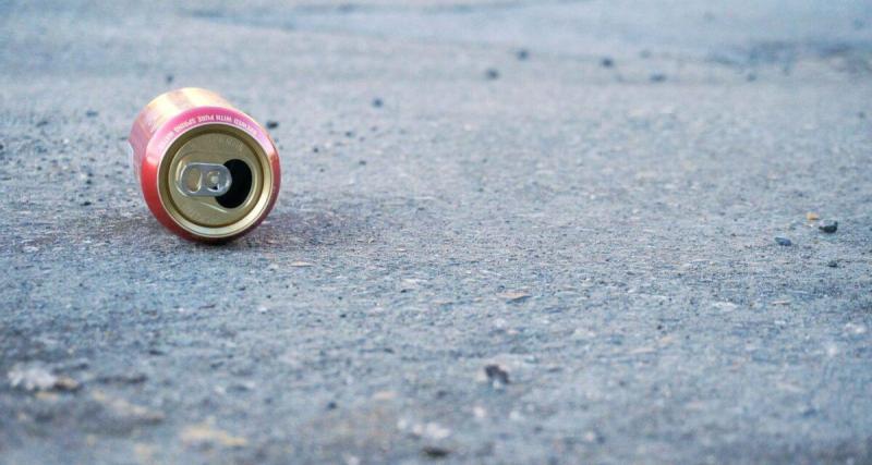  - La scène est surréaliste : une conductrice fait un tonneau au rond-point en voulant éviter une canette