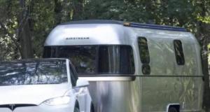 Pour être au plus proche du chantier, Elon Musk a choisi de dormir sur place dans une caravane