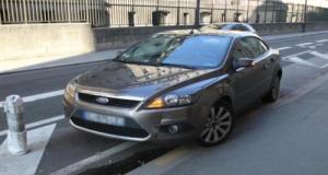 Garer deux roues sur le trottoir pour laisser passer les voitures peut vous coûter très cher