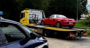 Au volant d'un mignon coupé des années 90, il calcule pas les gendarmes, téléphone à la main et à 200 km/h !