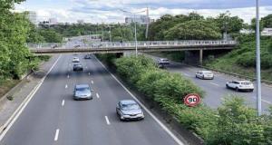 Perdu sur l’autoroute, il descend de son fourgon pour lire un panneau