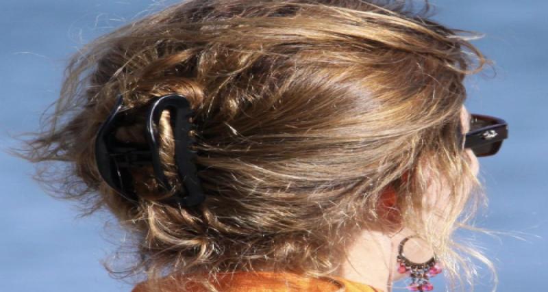 Des millions de conductrices utilisent cet accessoire au volant : il faut impérativement l’enlever