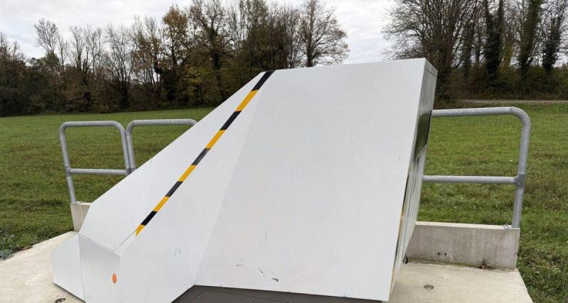 Ce radar de chantier a passé plusieurs jours à surveiller un champ au lieu de flasher des voitures : un chef-d'œuvre de sabotage en douceur