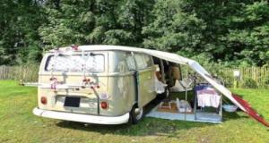 Pour moins de 1000€, cette conductrice transforme sa voiture en camping-car
