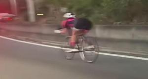 Filmée en train de pédaler sur une voie rapide strictement interdite aux vélos, elle ne semblait même pas s'en rendre compte