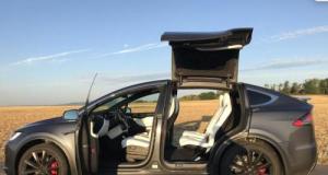 Il traverse les États-Unis en Tesla sans toucher le volant pendant 24 heures