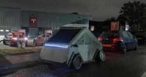 Il fabrique un faux Cybertruck avec une benne et dort devant Tesla pour avoir l’avis des employés
