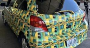 Il recouvre sa Toyota de mystérieux autocollants et la rend invisible aux caméras