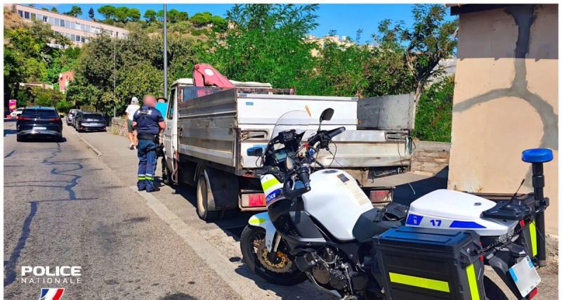  - Pneus déchirés, pare-chocs attaché à la corde, zéro contrôle technique : ce camion-benne épave ne reverra pas la route de sitôt