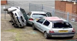 Ils découvrent une voiture sur le toit de leur poulailler : depuis des mois, personne ne sait comment l’enlever