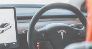 Sa Tesla FSD négocie seule un virage de montagne au-dessus du vide et elle n'a même pas transpiré