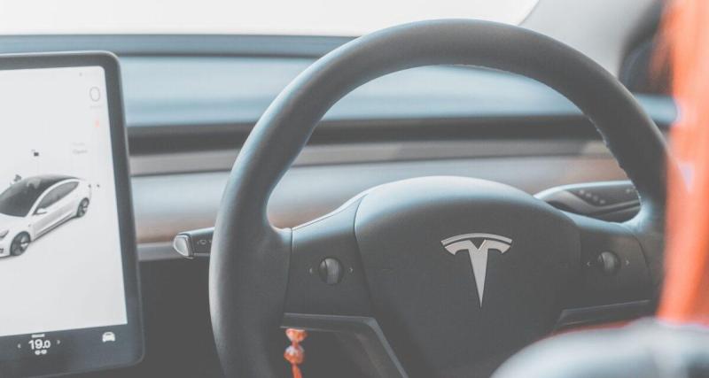 Sa Tesla FSD négocie seule un virage de montagne au-dessus du vide et elle n'a même pas transpiré