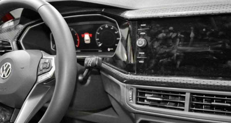 Elle s’arrête pour baisser la musique et se fait voler sa voiture par deux adolescents