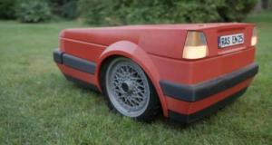 Cette Golf GTI miniature est en réalité une tondeuse à gazon autonome