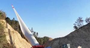 Une pale d’éolienne de 118 mètres posée sur son camion roule vers son chantier... Comme si tout était normal