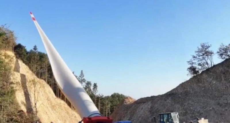 Une pale d’éolienne de 118 mètres posée sur son camion roule vers son chantier... Comme si tout était normal