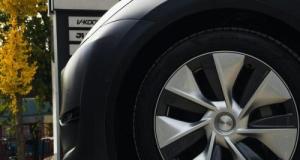 Une Tesla Model S s’encastre à près de 300 km/h : voici comment le conducteur s’en est sorti indemne !