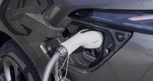 Même ce pays, bastion du moteur thermique, cède à l'électrique face à la crise des carburants